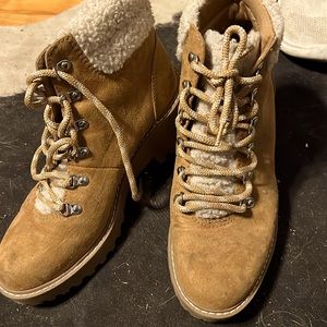 Universal threads boots